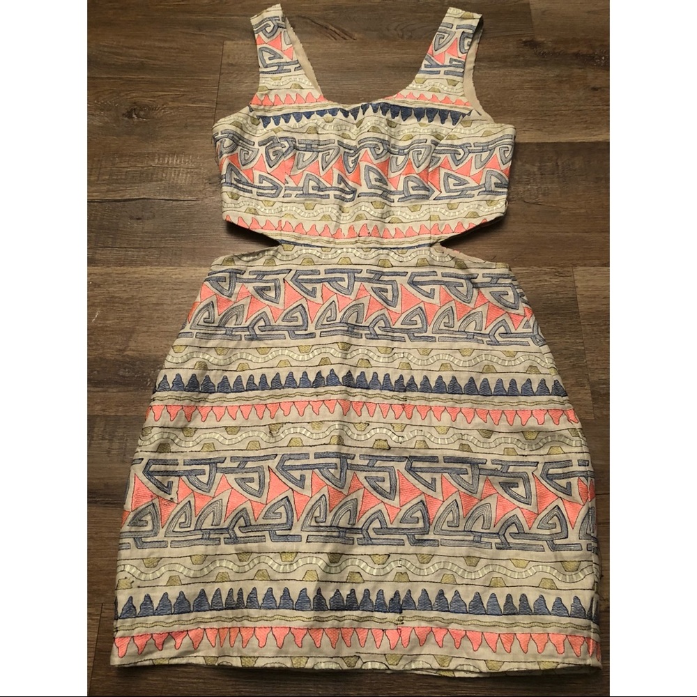 Patterned Cut-Out Dress - Picture 6 of 6